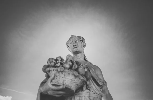 Estatua de piedra de las mujeres contra el cielo — Foto de Stock