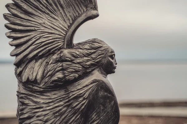 La estatua de un ángel de la parte delantera en el fondo del lago — Foto de Stock