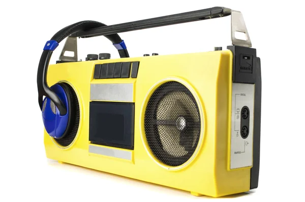 Retro ghetto blaster amarillo con auriculares, aislado en blanco con camino de recorte Fotos De Stock Sin Royalties Gratis