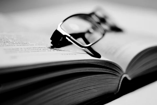Kitap yalan fotoğraf gözlük