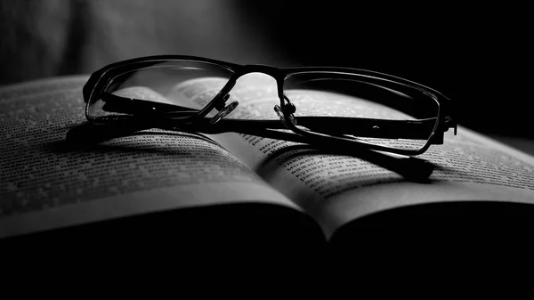Brýle ležící na knize — Stock fotografie