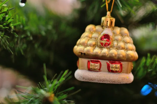 Christmas speelgoed op een tak — Stockfoto