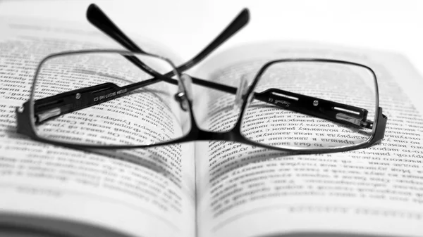 Černé brýle a kniha — Stock fotografie
