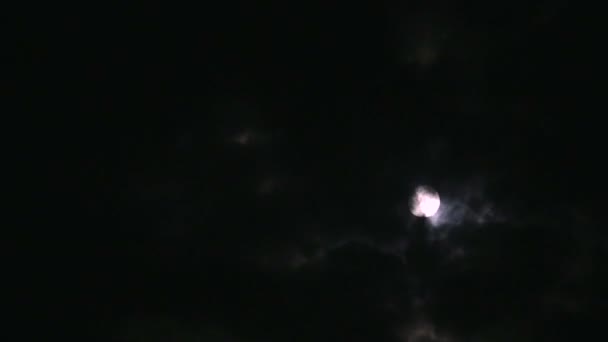 Lune, nuages en mouvement rapide 