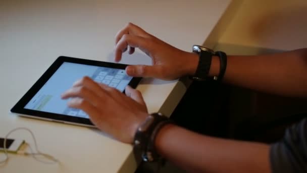 テーブルでタブレットに入力する男 — ストック動画