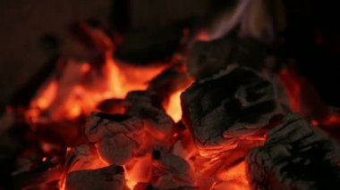 Yanan kömürlerin, ateş
