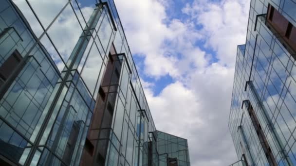 Wolken weerspiegeld in spiegelwanden — Stockvideo