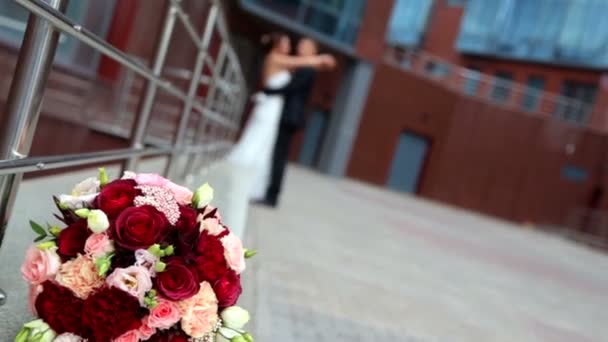 Se zaměřením na svatební kytice — Stock video