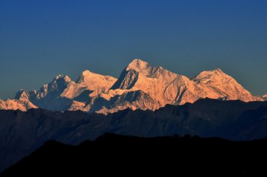 Şafakta kedarnath Dağı