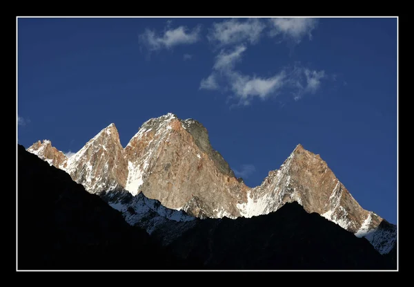 karla kaplı dağ silsilesi