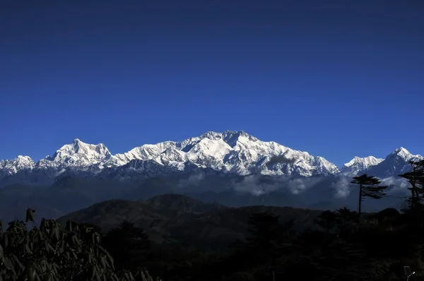 karla kaplı dağ silsilesi