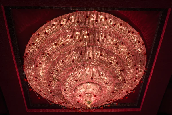 Lambası tavandan asılı.