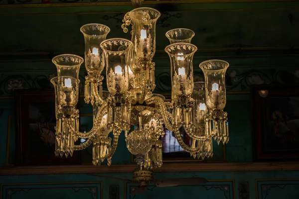 Tavanda asılı cam fener.