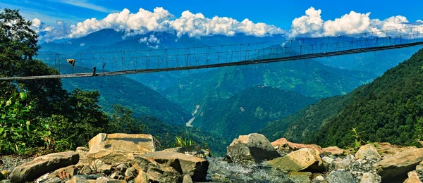 Puente colgante sobre montañas — Foto de Stock