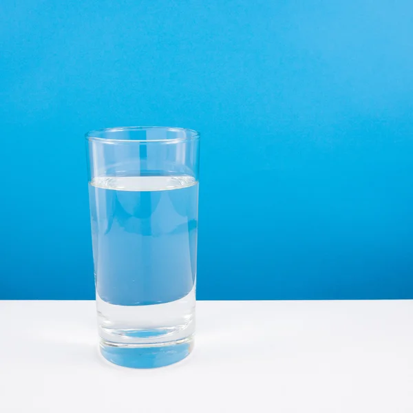 Висока склянка чистої мінеральної води — стокове фото