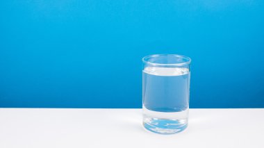 Orta silindir bardak saf mineral su