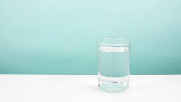 Склянка середнього циліндра чистої мінеральної води — стокове фото