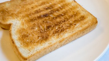 Beyaz tabak lezzetli ekmek tost