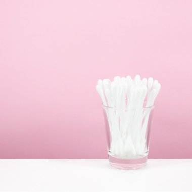 Saf beyaz pamuklu bardakta tomurcukları