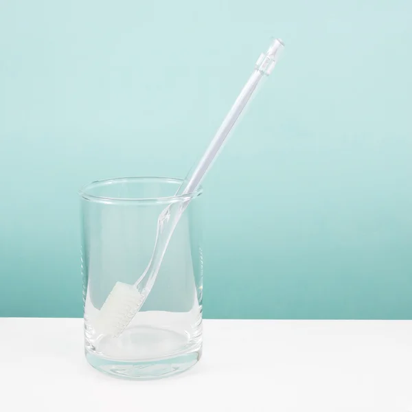 Чистая зубная щетка с маленьким стаканом — стоковое фото
