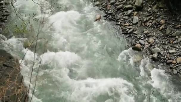 Красивый речной поток реки Чицзяван в Тайчуне, Тайвань . — стоковое видео
