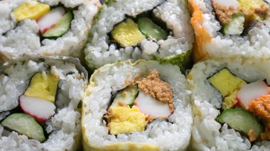 Japon futomaki (suşi roll).