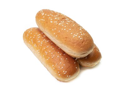 Amerikan kahvaltısı ve öğle yemeği için beyaz arka planda izole edilmiş gurme sosisli çörekler..