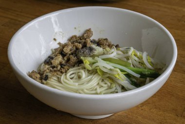 Tayvan ev yapımı kıymalı domuz eti, mantar soslu şehriye, Tayvan geleneksel kuru eriştesi, ahşap masa..