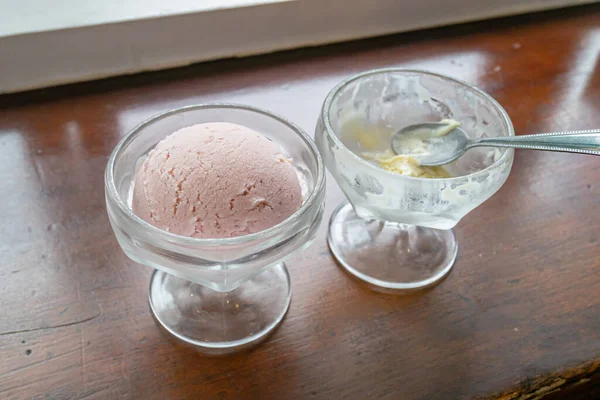 집에서 맛있고 아이스크림이 빈티지 유리컵에 — 스톡 사진