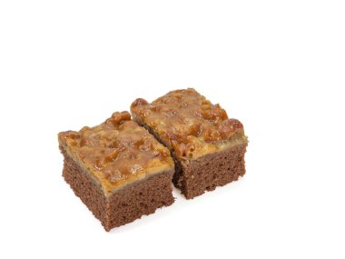 Şekerli kek, ev yapımı karamelli, fındıklı, çikolatalı pastane beyaz arka planda izole edilmiş..