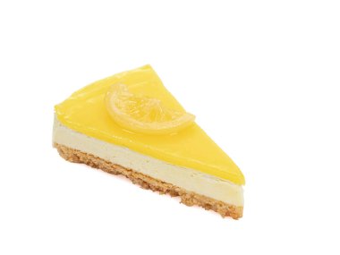 Limonlu cheesecake, beyaz arka planda izole edilmiş ev yapımı peynirli kek fırını..