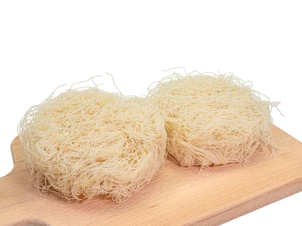 Eski pirinç eriştesi, yakın plan Tayvan yapımı kurutulmuş ince erişte yemeği beyaz arka planda tahtadan izole edilmiş..