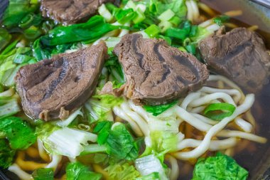 Tayvan biftekli şehriye, Tayvan geleneğinin yakın çekimi baharatlı erişte çorbası ve sebzeli erişte..