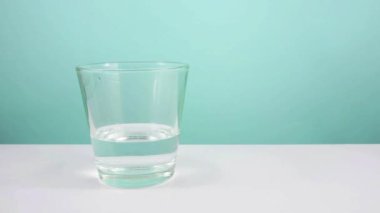 Animasyon su kadar boş bir bardak doldurma