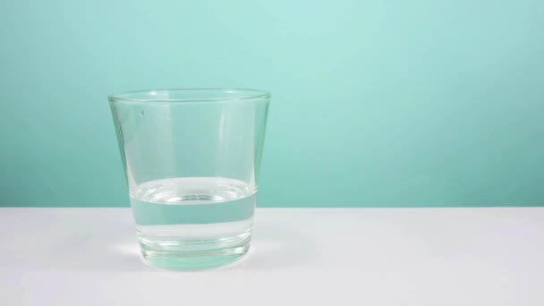 Animatie van het opvullen van een leeg glas water — Stockvideo
