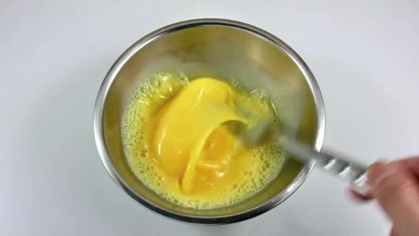 Montare le uova nella ciotola (2 ) — Video Stock