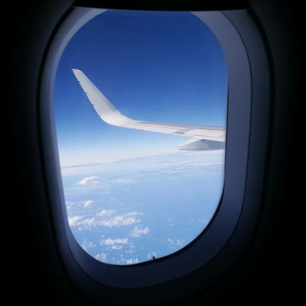 Mavi gökyüzünde uçak penceresinden görünümü. (2) — Stok fotoğraf