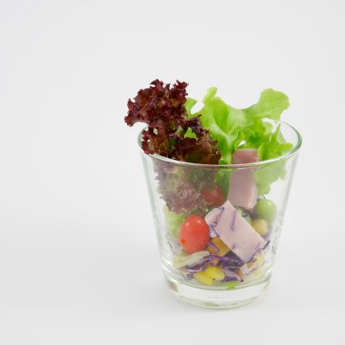 Sebze ve jambon salatası