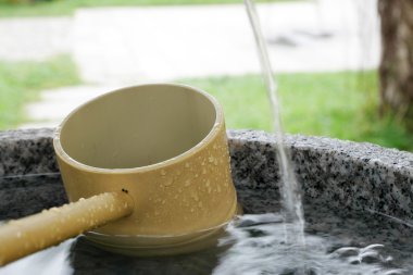 Japon taş Havzası bambu kepçe ile su