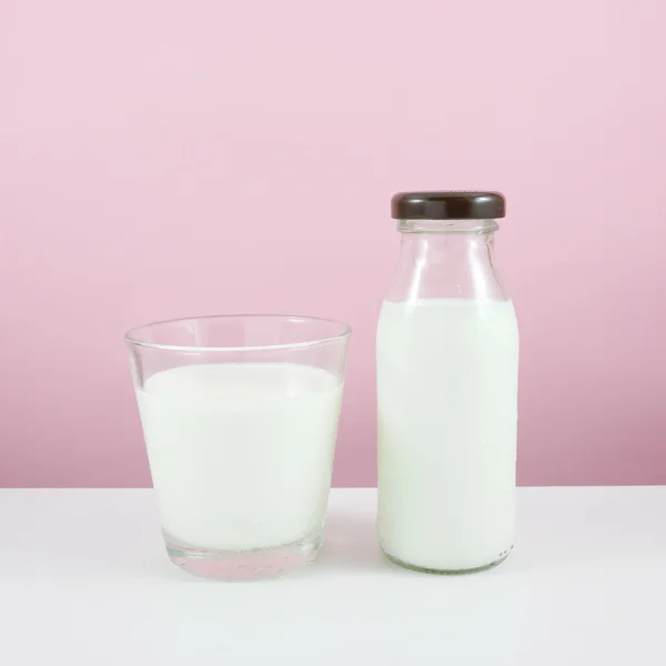 O copo e a garrafa de leite fresco — Fotografia de Stock