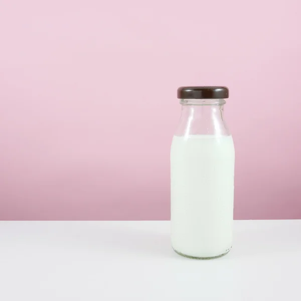 Бутылка свежего молока — стоковое фото