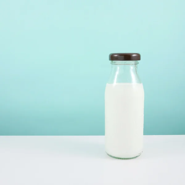 Бутылка свежего молока — стоковое фото