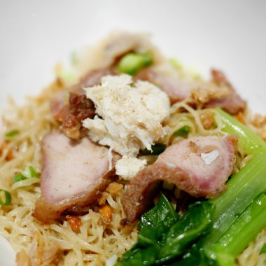 Yengeç eti kurutulmuş Çin yumurta noodle ile kavrulmuş kırmızı domuz üzerinde