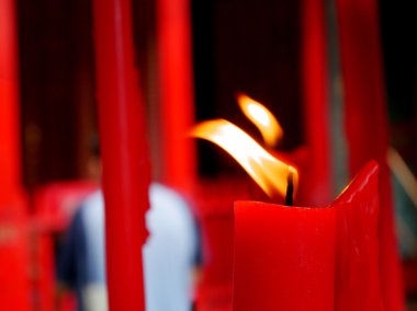 Çin Tapınağı'nda kırmızı mum ateşle