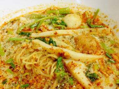 Tay Tom Yum baharatlı yumurta şehriye çorbası balık topu ile