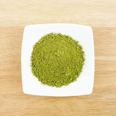 Japon matcha yeşil çay tozu mini beyaz çanak üzerinde