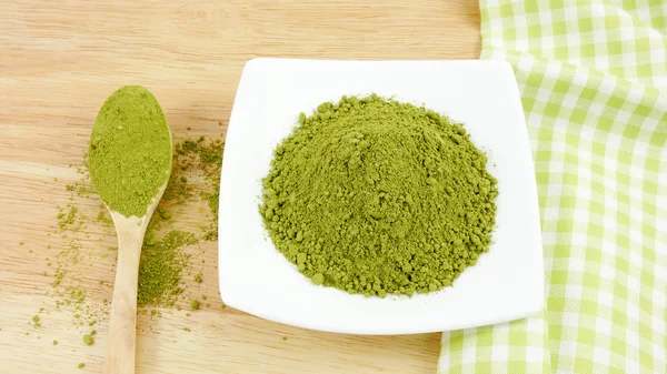 Japon matcha yeşil çay tozu üzerinde ahşap tahta kaşık