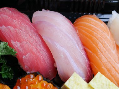 Japon lezzetli suşi öğle yemeği kutusu küme