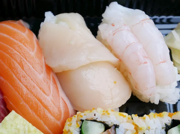 Japon lezzetli suşi öğle yemeği kutusu küme