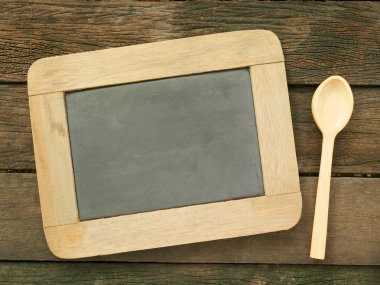 Kayrak chalkboard ve tahta kaşık eski ahşap plakalar üzerinde